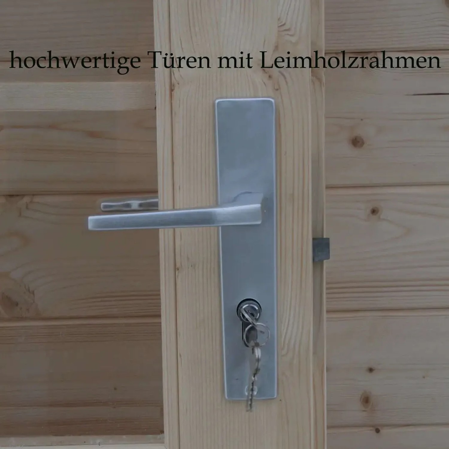 Detailaufnahme: Tür mit Metallgriff und Schlüssel des Alpholz Gartenhauses.