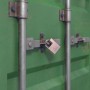 Basi Vorhangschloss 60 mm mit Bügelschutz an grünem Container. Robustes Stahlgehäuse für Diebstahlschutz.