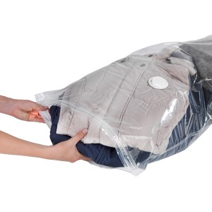 Wenko Vakuumbeutel Reise-Set, 6-teilig, transparent, mit Kleidung gefüllt und von Händen verschlossen.