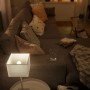 Philips Hue Luster E14 Lampe im Wohnzimmer mit warmweißem Licht.
