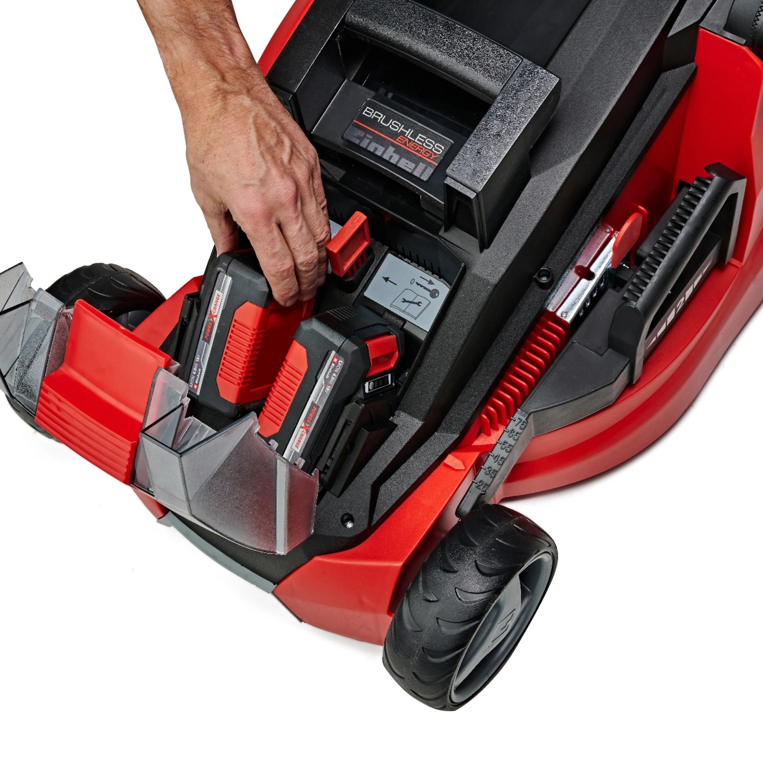 Einhell Akku-Rasenmäher GE-CM 43 Li mit zwei Akkus beim Einsetzen in das Gerät.