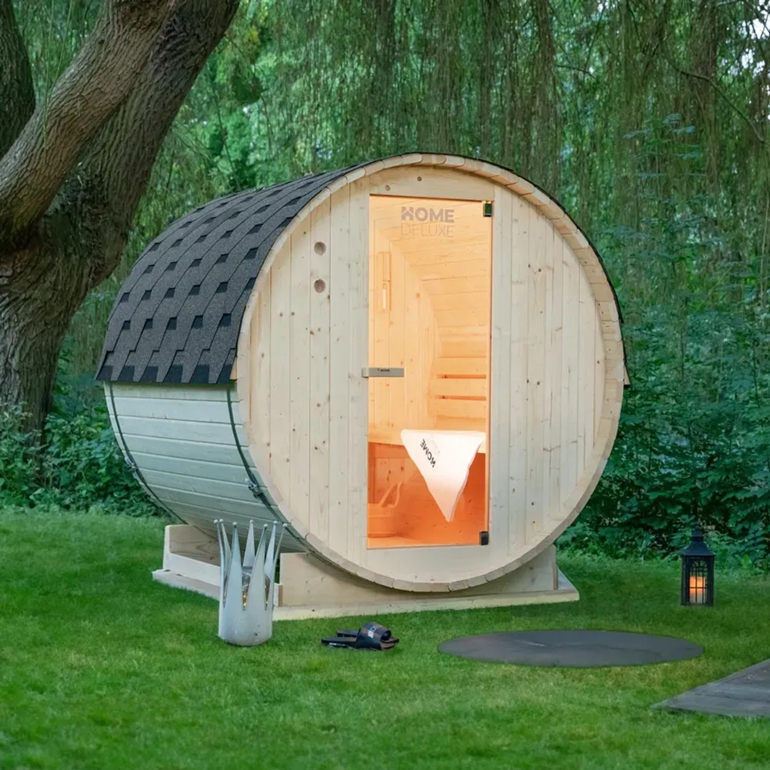 Home Deluxe Fasssauna Lahti Deluxe XL mit Ofen im Garten, Fichtenholz natur mit Glastür.