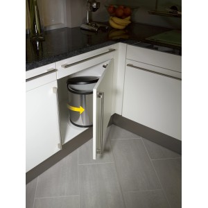 Hailo Mülleimer Compact Box 15L Edelstahl im Unterschrank mit geöffneter Tür.