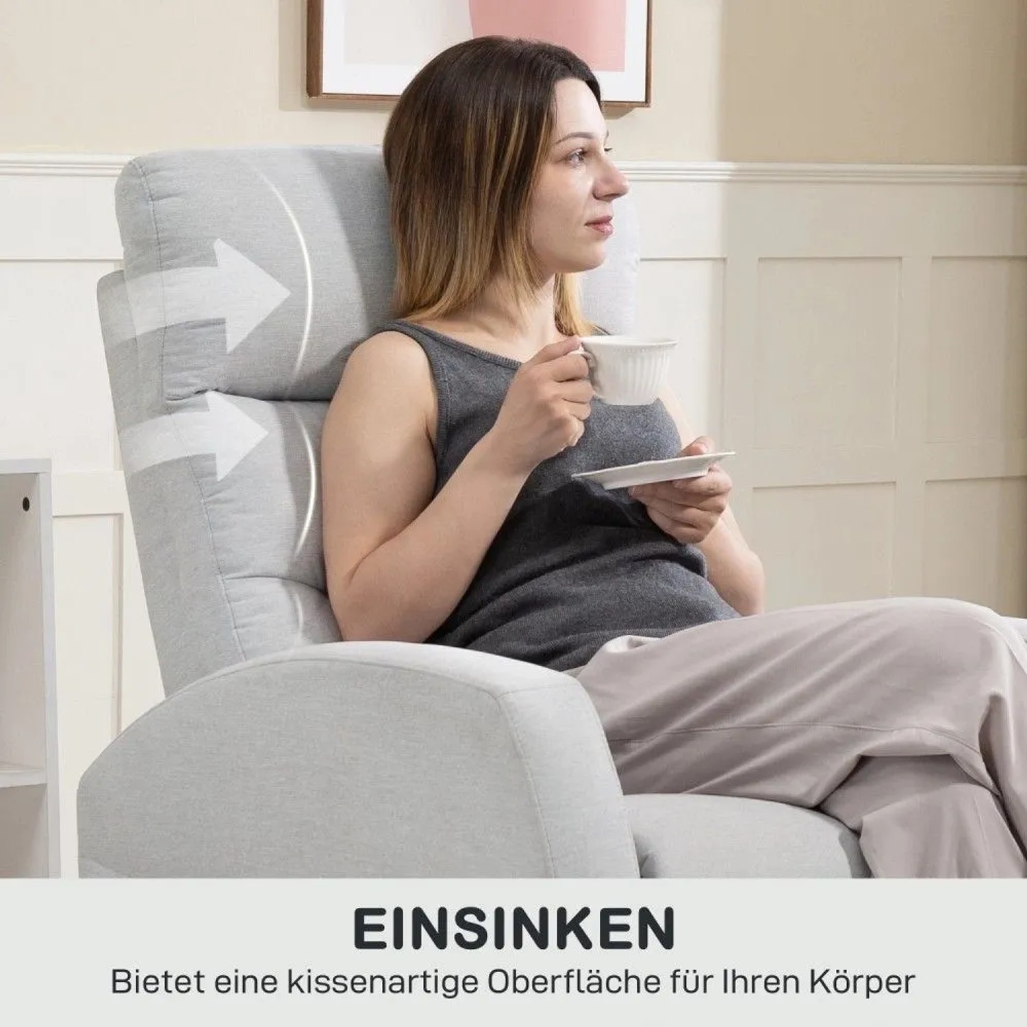 Frau entspannt im hellgrauen HOMCOM Relaxsessel mit Liegefunktion, hält eine Tasse. Der gepolsterte Polyester-Sessel bietet hohen Komfort.