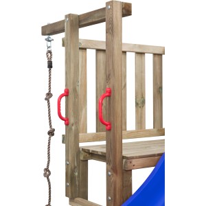 Detailansicht Spielturm Mario: Kletterseil, rote Griffe, blaue Rutsche. Holz FSC-zertifiziert.