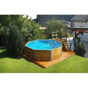 Weka Holzpool 593 B Sparset mit Treppe und Sandfilteranlage im Garten.