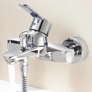 Grohe Eurostyle C Wannenarmatur, Chrom, mit Wasserstrahl und Brauseschlauch.