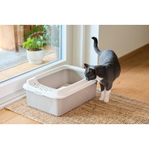 Rotho Katzentoilette Eco Bonnie Tray M in Cappuccino mit Katze beim inspizieren.