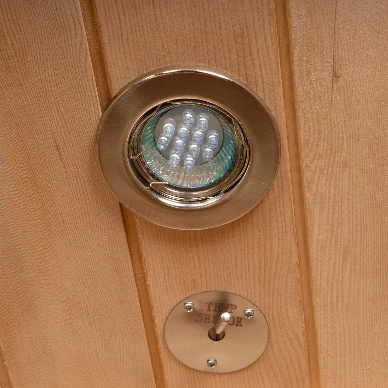 Detailaufnahme: LED-Lampe und Temperaturfühler in Redsun Deluxe Infrarotkabine aus Tannenholz.