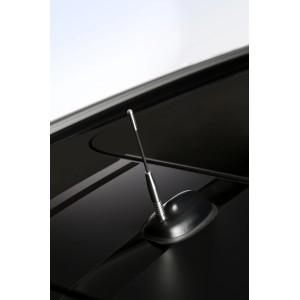 OBI Universal Antennenstab aus Gummi, lange Ausführung, montiert auf einem schwarzen Autodach.