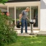 Mann reinigt Grill mit Kärcher Aschesauger AD 2 Battery Akku-Sauger. Nass- & Trockensauger für Asche.