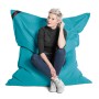 Petrolfarbener Sitting Point Sitzsack Big Foot Scuba (380 l) mit sitzender Person.