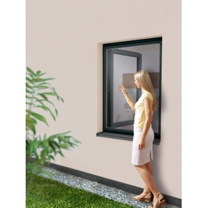 Anthrazitfarbener Insektenschutzrahmen aus Aluminium (100x120 cm) am Fenster.