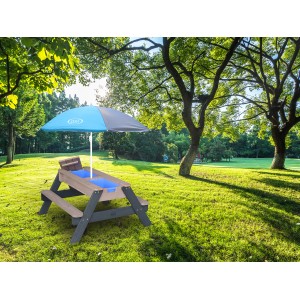 Axi Sand- und Wasser-Picknicktisch Nick grau/blau mit Sonnenschirm im Garten.