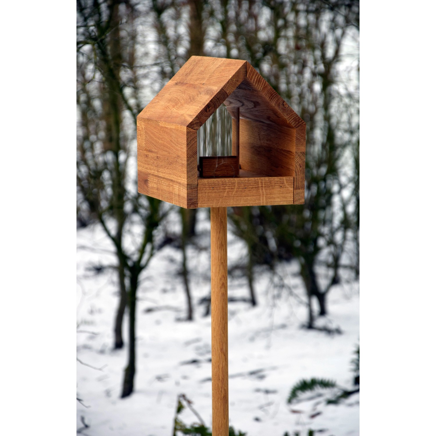 Dobar Design Vogelhaus Bauhaus mit Ständer aus Eichenholz im Garten.