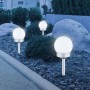 3er Set Globo LED Solar-Kugeln mit Erdspieß, silber metallic, im Garten.