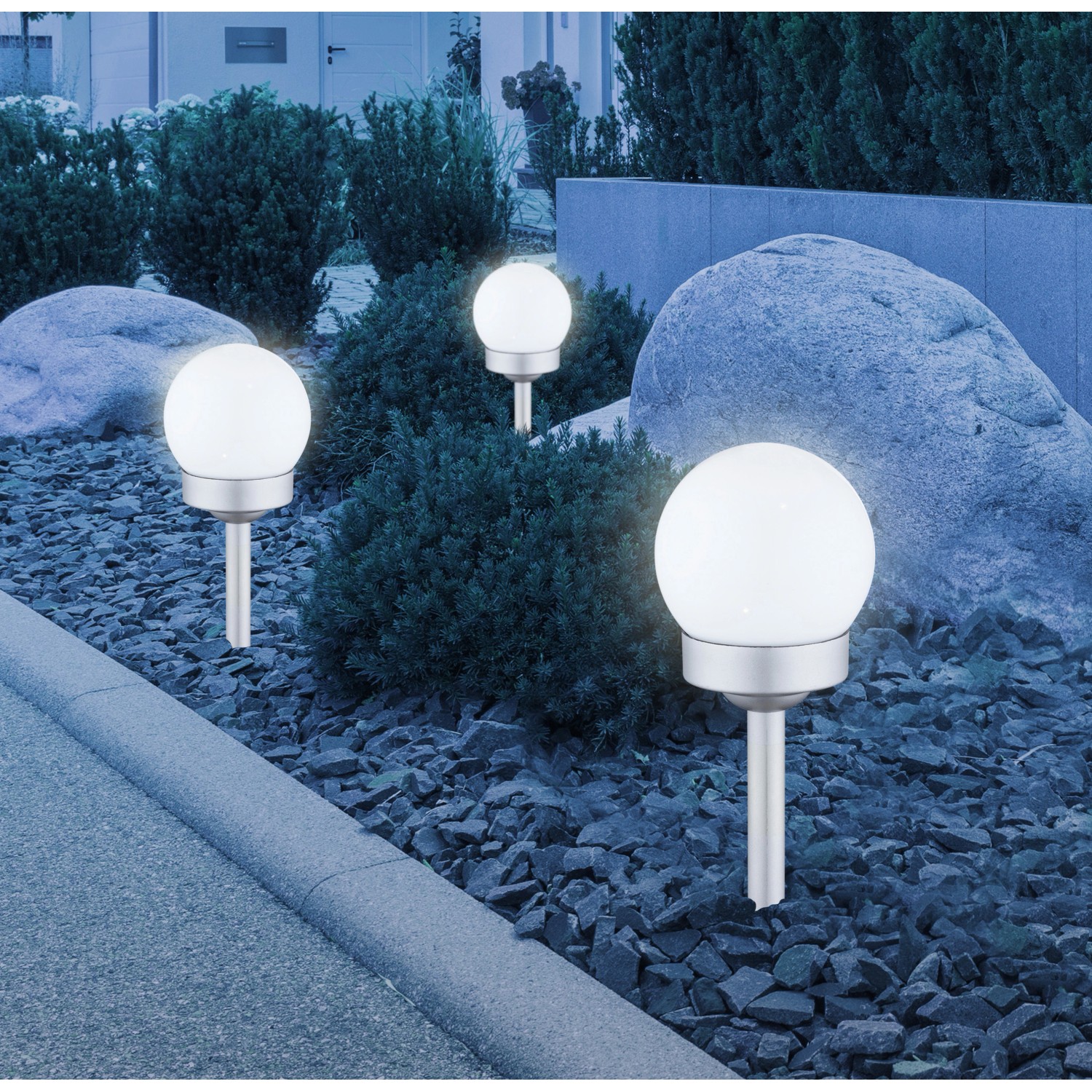 3er Set Globo LED Solar-Kugeln mit Erdspieß, silber metallic, im Garten.