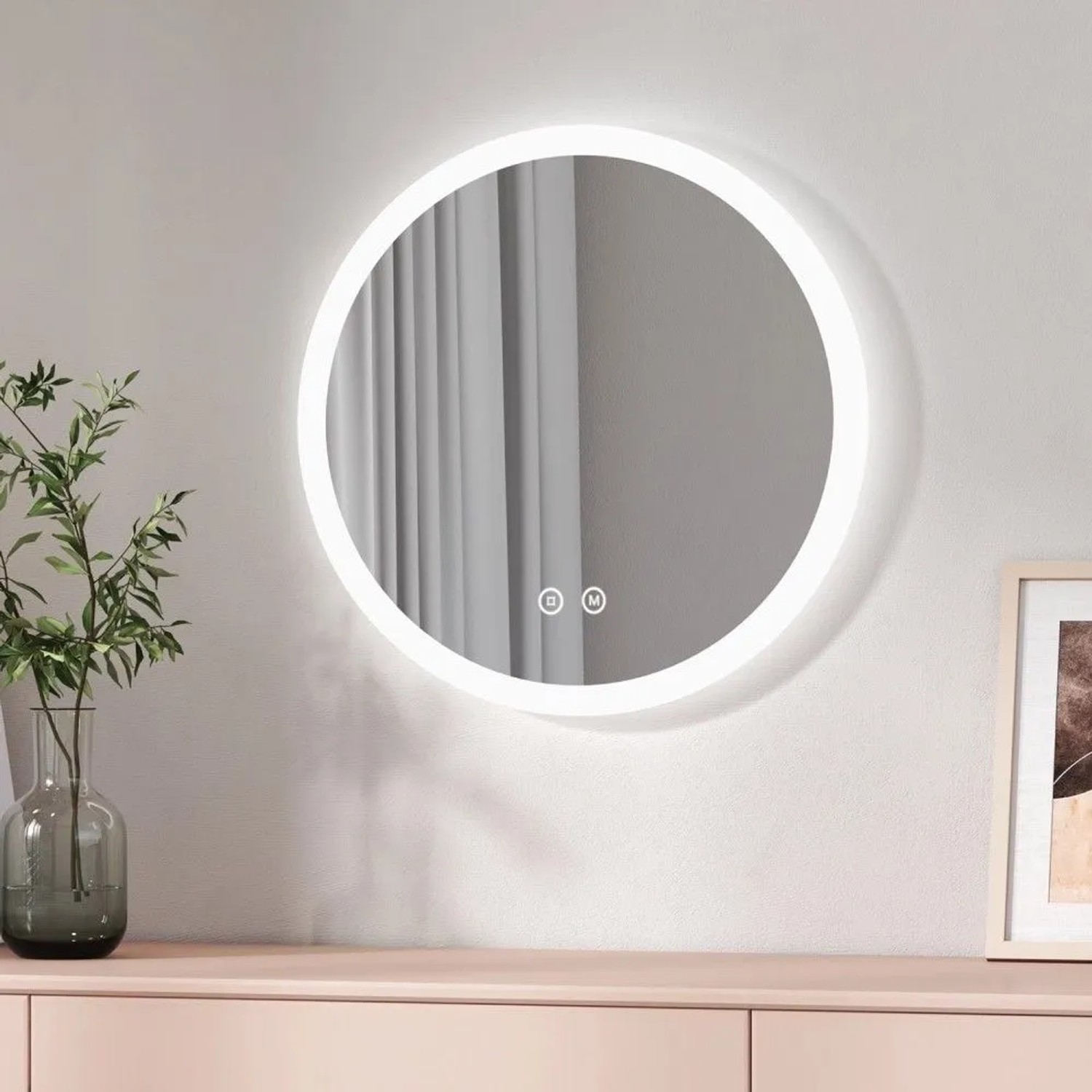 Runder Emke Badspiegel 50cm mit LED-Beleuchtung, Touch-Schalter und Beschlagfrei-Funktion an heller Wand.