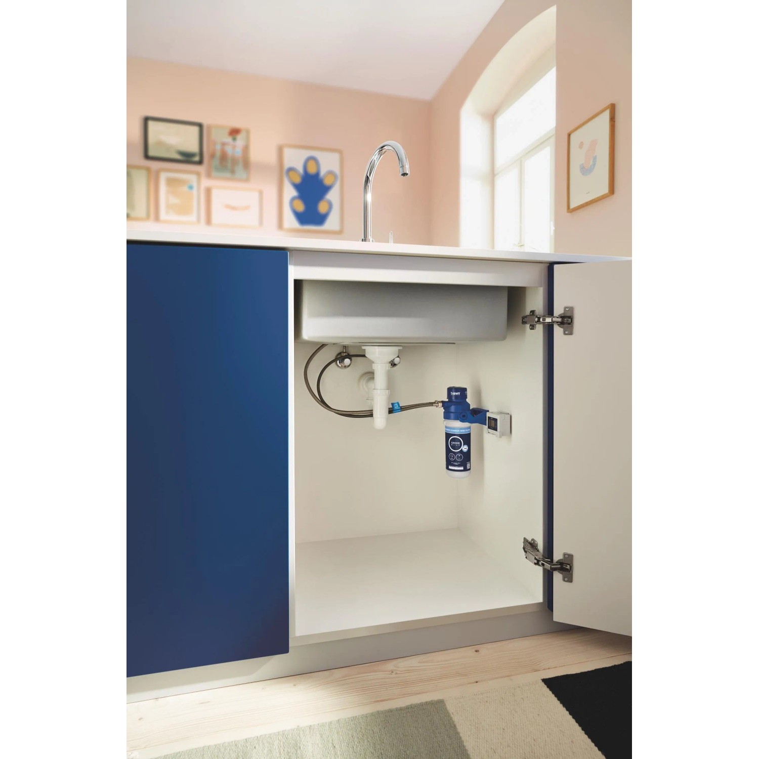 Grohe Blue Pure Start Curve Küchenarmatur-Set mit Aktivkohlefilter unter der Spüle.