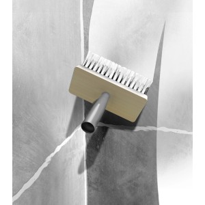 Auftragen von MEM Super-Tiefgrund (5 l) mit Quast auf eine Wand. Bauabdichtung.