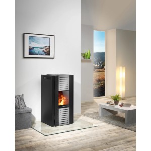 Schwarzer Justus Pelletofen Sirkos Aqua 2.0 mit Wasserführung im modernen Wohnraum.