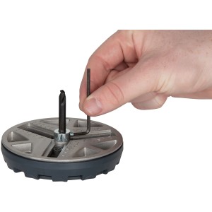 Wolfcraft Lochsäge 1 AH 45-90: Verstellbare Lochsäge mit Inbusschlüssel in der Hand.