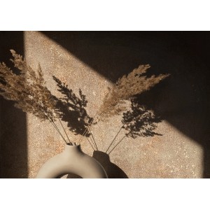 Marburg Vliestapete in Betonoptik Beige Braun mit leichter Struktur und Gräsern in Vase.