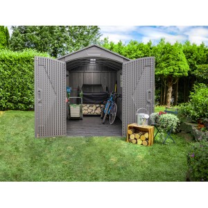 Offenes Lifetime Kunststoff-Gartenhaus Terra 7,02 m² mit Gartengeräten und Fahrrädern.