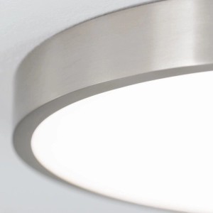 Flache, runde LED Deckenleuchte Ø 24 cm in Satin-Optik, leuchtend an weißer Decke. Modernes Design für Lampen.