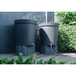 Zwei graue Regentonnen mit Geka Anschluss-Set im Garten. Ideal zur Wassergewinnung.