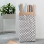 Sitting Point Sitzsack 60 l Weiß mit Muster und Papierrollen im Hintergrund.