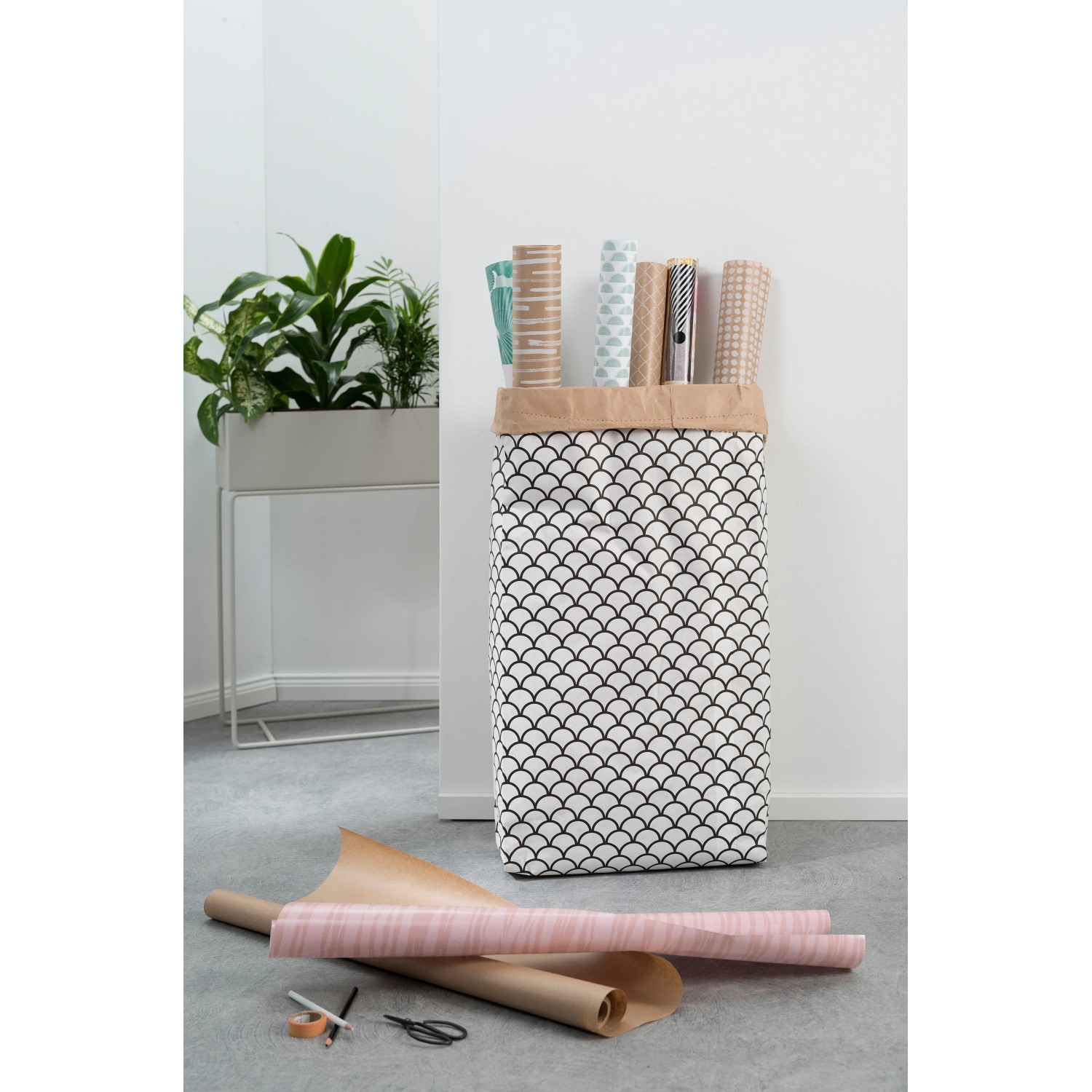 Sitting Point Sitzsack 60 l Weiß mit Muster und Papierrollen im Hintergrund.
