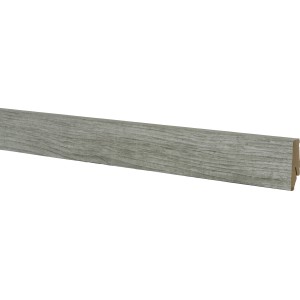 Sockelleiste Neo 2.0 Elm Silvergrey, 2400 mm lang, MDF-Material mit Holzstruktur.
