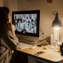 Frau im Homeoffice mit Ledvance Sun@Home Lampe für bessere Konzentration bei Videokonferenz.