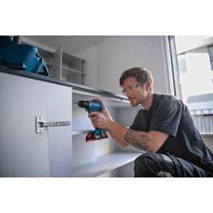Handwerker mit Bosch Professional Akku-Bohrschrauber GSR 18V-45 beim Möbelbau.