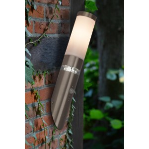 Moderne Edelstahl Außenwandleuchte Bole mit Bewegungsmelder und LED-Ring an einer Backsteinwand.