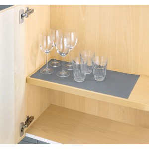 Graue Wenko Anti-Rutsch-Matte (150x50 cm) im Küchenschrank mit Gläsern. Rutschfeste Küchenhelfer für Schubladen.