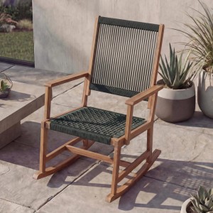 Olivgrüner Schaukelstuhl mit Akazienholz-Gestell und Seilgeflecht für Garten und Terrasse.