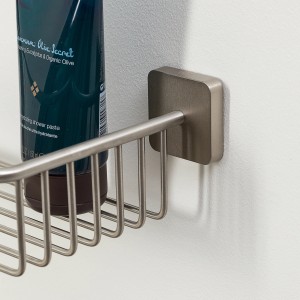 Tiger Onu Duschablage aus gebürstetem Edelstahl mit Duschgel an weißer Wand.