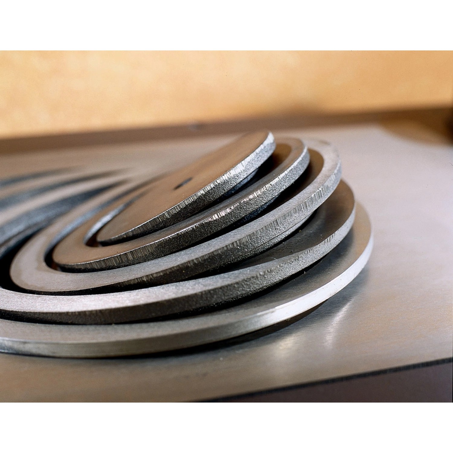 La Nordica Küchenherd Rosetta mit Natursteinverkleidung, Detailansicht der Herdplatten.