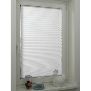 Weißes Gardinia Plissee Concept Tageslicht, 60x130 cm, am Fenster montiert.