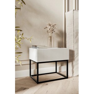 Weißer Selsey Veldio Nachttisch mit Rillenfront und schwarzem Metallgestell im Schlafzimmer. Modern, 50 cm breit.
