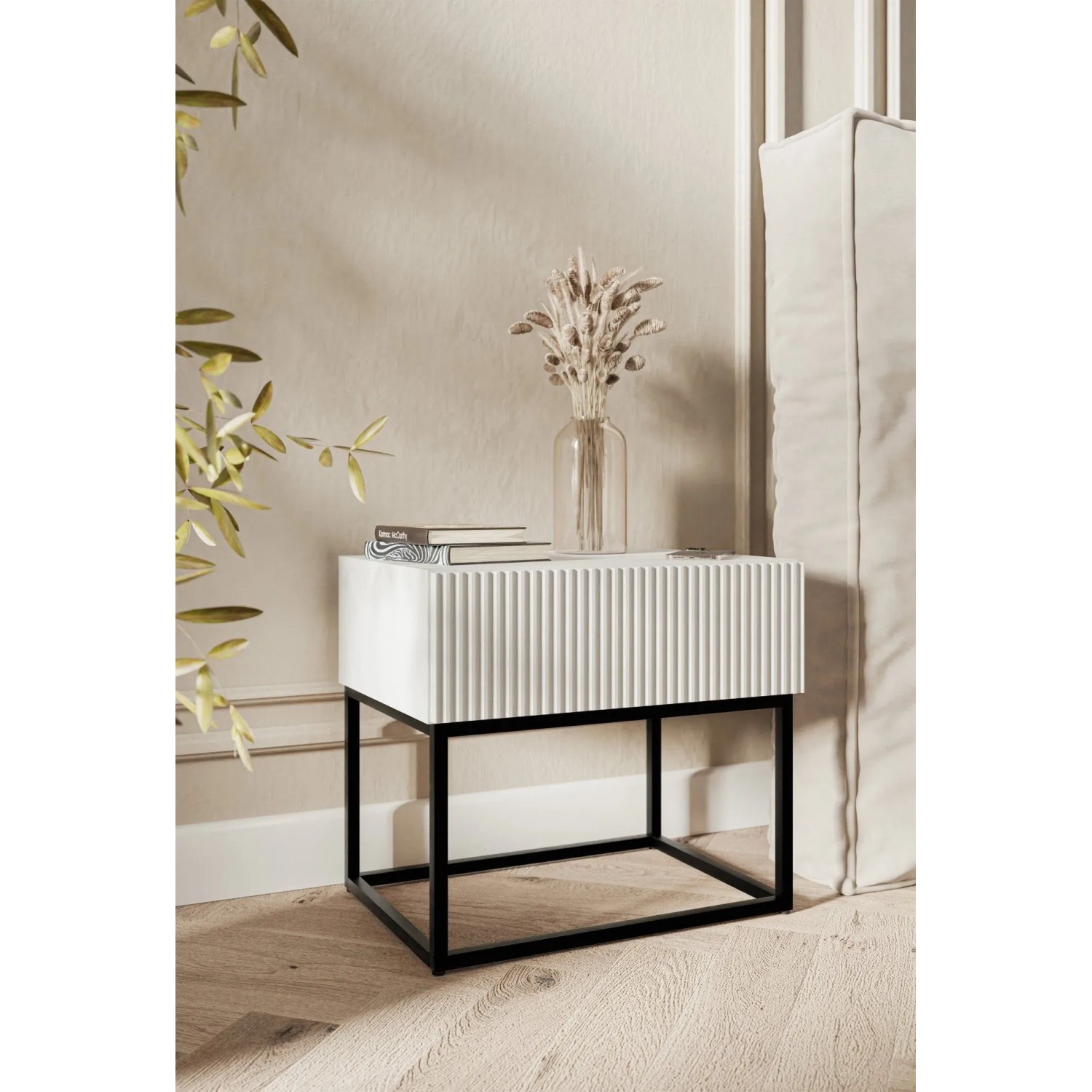 Weißer Selsey Veldio Nachttisch mit Rillenfront und schwarzem Metallgestell im Schlafzimmer. Modern, 50 cm breit.