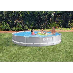 Intex Frame Pool Set Prism Rondo, Ø 366 cm, mit Familie im Garten.