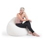 Frau sitzt entspannt im weißen Sitting Point Sitzsack BeanBag Fluffy mit Herzmuster.