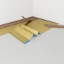 Verlegung der Selitbloc® GripTec Trittschalldämmung unter einem Holzboden. Goldene Dämmplatten mit blauem Rand.