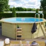 Karibu Holzpool Modell 1 Set mit Filteranlage und Leiter im Garten.