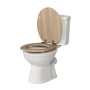 WC-Sitz mit Absenk-Automatik in Eichenholz-Maser-Dekor auf weißer Keramik-Toilette. Robust, langlebig & leicht zu reinigen.