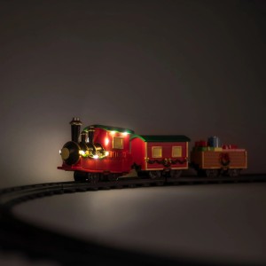 Rote Konstsmide LED-Modelleisenbahn auf Schienen, beleuchtet mit warmweißem Licht. Festliche Weihnachtsfigur für Innen.