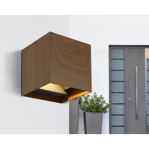 Moderne LED-Außenwandleuchte Veronika in Holzoptik dunkel, quadratisch, für stimmungsvolle Beleuchtung.